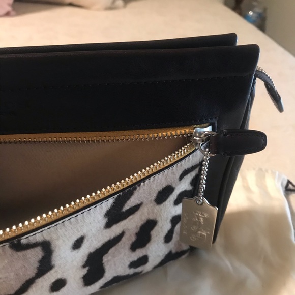 ❤️🐾🐾❤️Coach leather clutch with animal print. - Picture 6 of 7